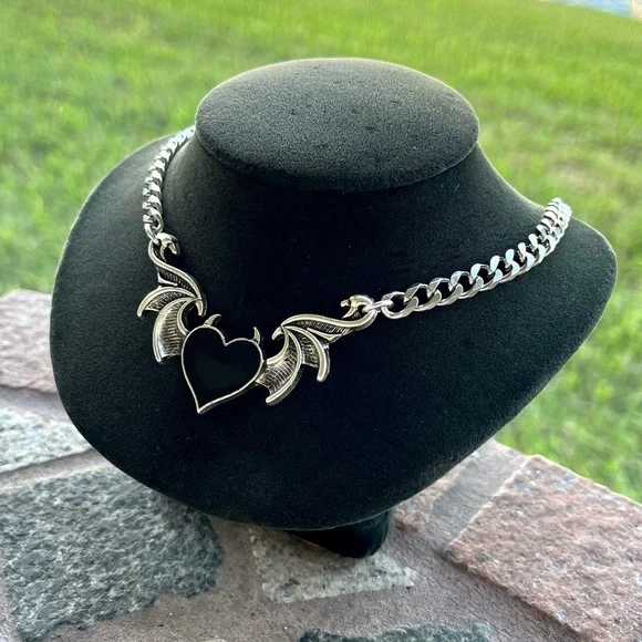 Black enamel heart with bat wings & devil horns valentine goth choker necklace - Picture 4 of 14